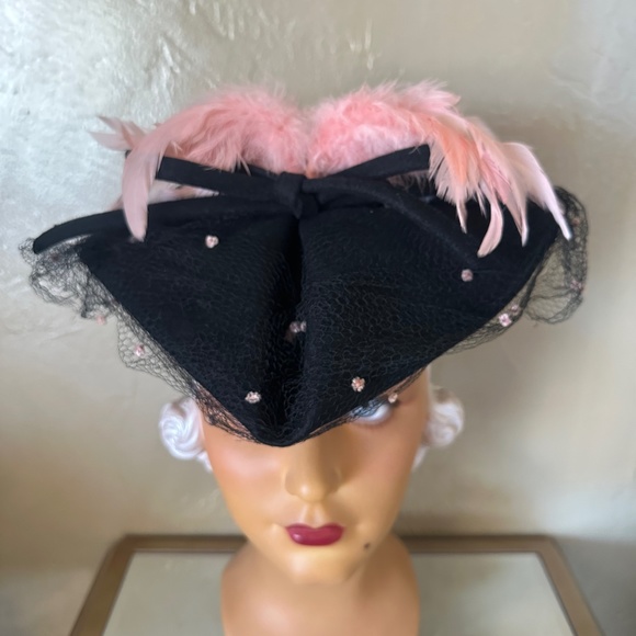 GLAMOROUS 1940s\' BLACK FELT HAT WITH POIINTY FRONT + PINK FEATHERS & DOTTED VEIL main image 4